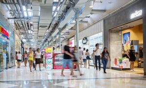 clientes comprando no Bangu Shopping