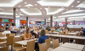 clientes na praça de alimentacao do Bangu Shopping