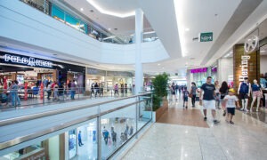 clientes fazendo compras no Boulevard Shopping Bauru
