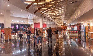 Corredor de lojas Caxias Shopping