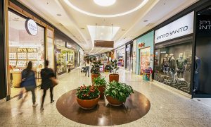 Corredor de lojas do Shopping Praça Nova Santa Maria