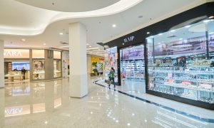 Corredor de lojas Carioca Shopping