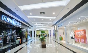 Corredor de lojas Carioca Shopping