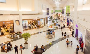 Corredor de lojas do Shopping Grande Rio