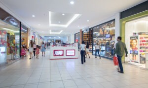 Clientes fazendo compras do no Montes Claros Shopping