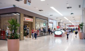 Clientes fazendo compras no Shopping Parangaba