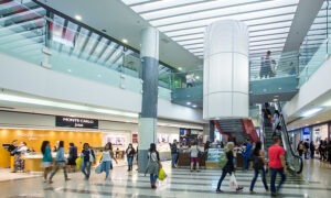 clientes fazendo compras no Passeio Shopping