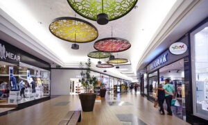 Corredor de lojas Passeio das Águas Shopping