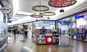 Corredor de lojas Passeio das Águas Shopping