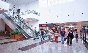 Clientes fazendo compras no Praça Nova Santa Maria