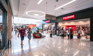 Clientes fazendo compras na Polishop do Praça Nova Santa Maria