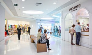 clientes fazendo compras no Shopping Leblon