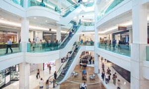 clientes fazendo compras no Shopping Leblon