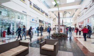 clientes fazendo compras no Shopping Taboão