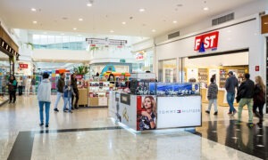 clientes fazendo compras no Shopping Taboão