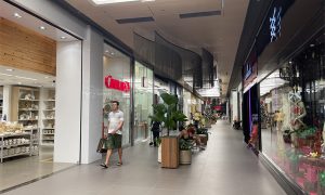 Corredor de lojas do Shopping da Bahia