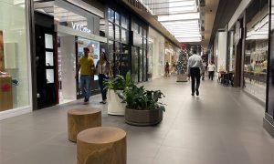 Corredor de lojas Shopping da Bahia