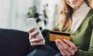 mulher fazendo compras com cartão crédito