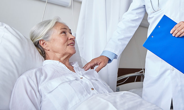 Senhora no hospital recebendo atendimento médico