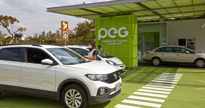 cliente retirando o seu pedido no carro no PEG no Parque D. Pedro Shopping