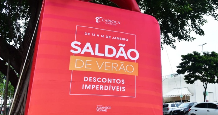 Sacola inflada escrito Saldão de Verão nos Shoppings da Aliansce Sonae
