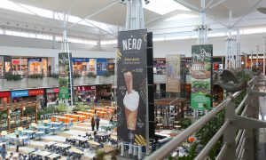 Praça de Alimentação do Parque D. Pedro Shopping com destaque no super banner