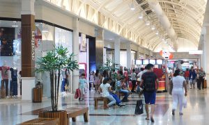 Corredor de lojas Cariri Shopping