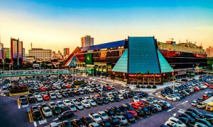 Estacionamento e fachada do Shopping Eldorado