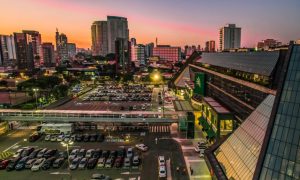 Fachada e estacionamento do Shopping Eldorado