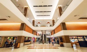 Corredor de lojas Shopping Estação Cuiabá