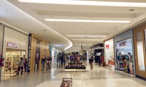 Corredor de lojas do Shopping Tamboré
