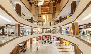 Corredor de lojas Shopping Estação Cuiabá