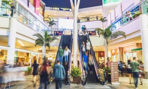 Clientes passeando no Norte Shopping