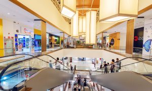 Clientes fazendo compras no Shopping Estação Cuiabá