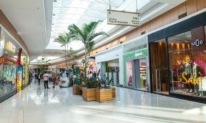 Corredor de lojas Catuaí Shopping Maringá