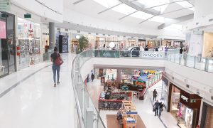 Corredor de lojas Independência Shopping