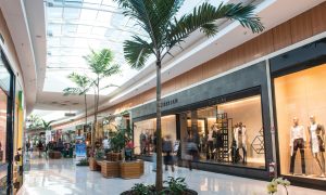 Corredor de lojas Catuaí Shopping Maringá