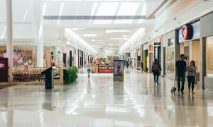 Corredor de lojas Shopping Villagio Caxias