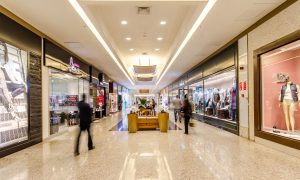 Corredor de lojas Shopping Piracicaba