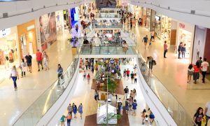 Corredor de lojas do Shopping Vila Velha