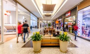 Corredor de lojas Shopping Piracicaba