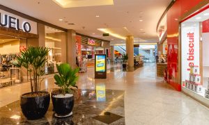 Corredor de lojas Shopping Estação BH